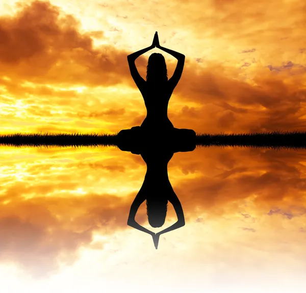 Gün batımında Yoga