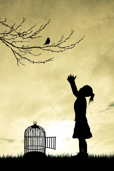 Petite fille avec cage à oiseaux — Photo