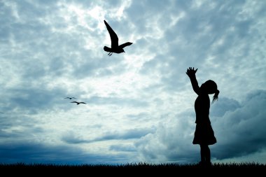 Çocuk martılar ile oynuyor