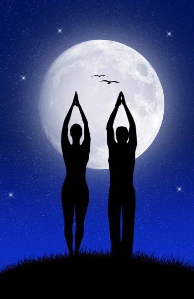 Pareja haciendo yoga a la luz de la luna — Foto de Stock