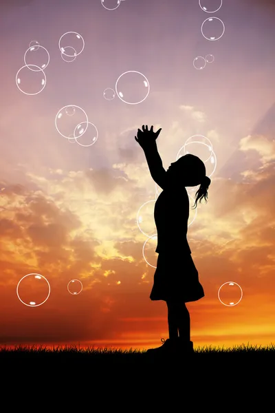 Flicka leker med såpbubblor — Stockfoto