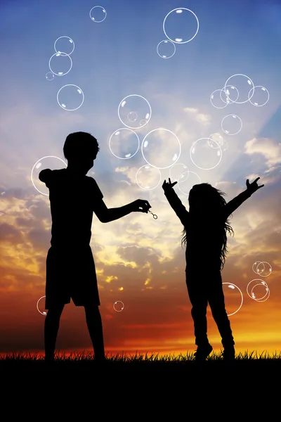 Kinderen spelen met zeepbellen — Stockfoto