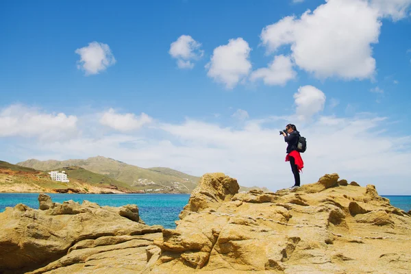 Chica en el rock en Mykonos — Foto de Stock