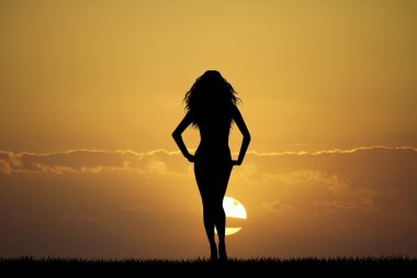 Gün batımında kadın