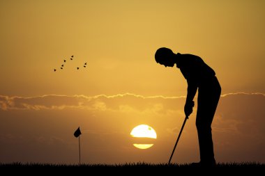 gün batımında Golf oynayan adam