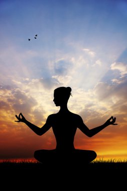 Gün batımında Yoga