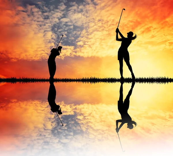 Golfspelers bij zonsondergang — Stockfoto