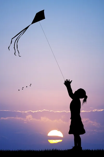 Fille avec cerf-volant au coucher du soleil — Photo