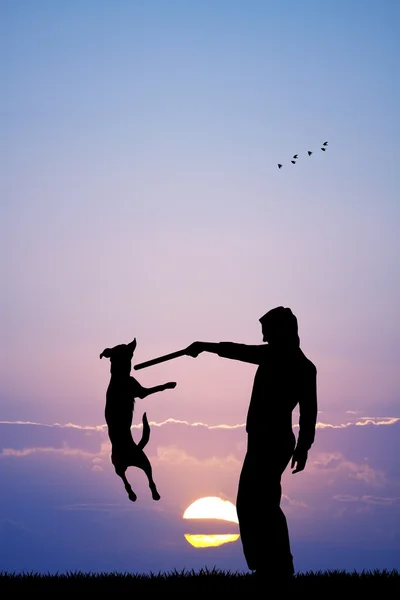 Fille avec chien au coucher du soleil — Photo