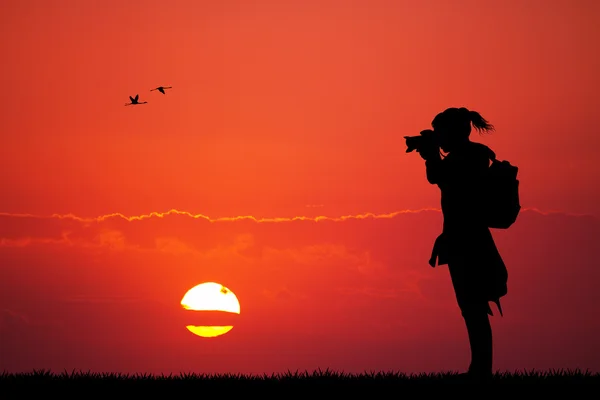 Meisje fotograaf bij zonsondergang — Stockfoto