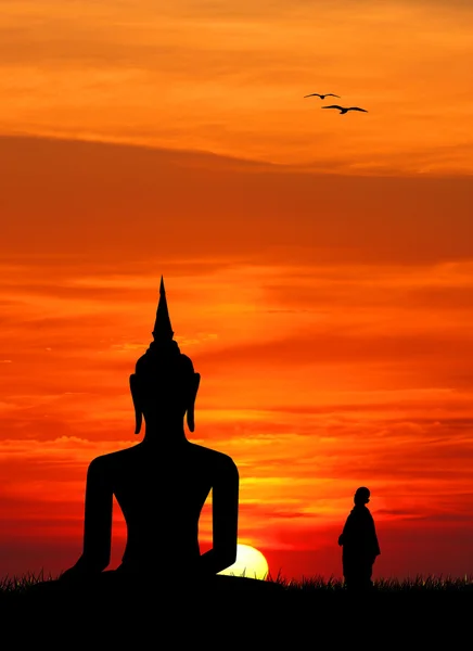 Estátua de buddha ao pôr do sol — Fotografia de Stock