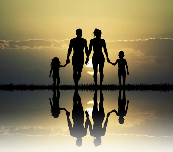 Щаслива сім'я на заході сонця — стокове фото
