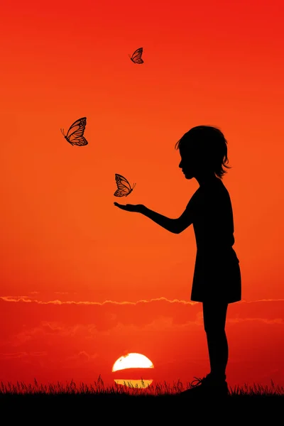 日落时带着蝴蝶的小女孩 — 图库照片