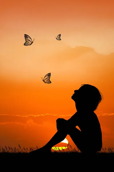 Menina Com Borboletas Pôr Sol — Fotografia de Stock