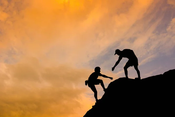 Männer Die Sich Gegenseitig Helfen Den Gipfel Bezwingen — Stockfoto