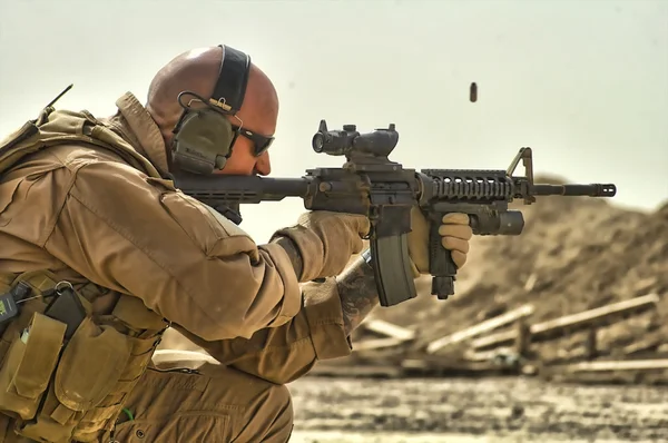 Soldat feuert Waffe ab — Stockfoto