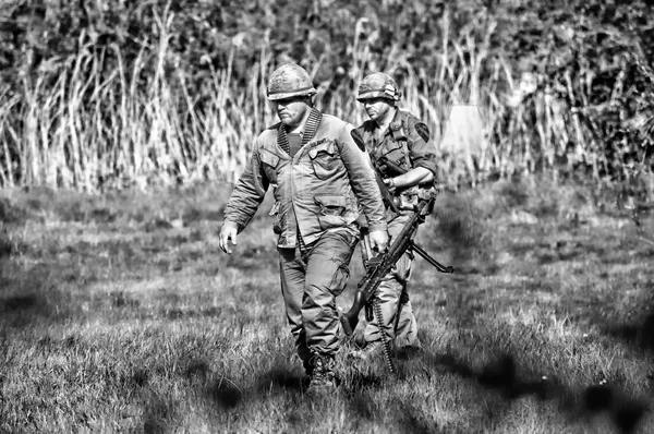 Американский солдат в бою — стоковое фото