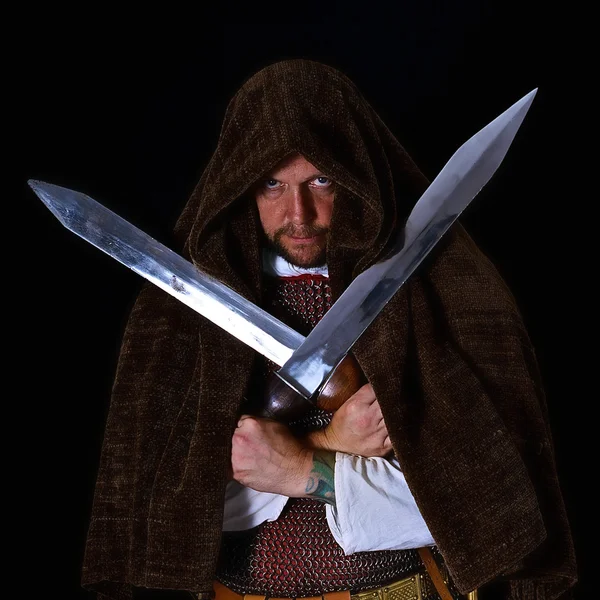 Kukuletalı bir kılıç ustası — Stok fotoğraf