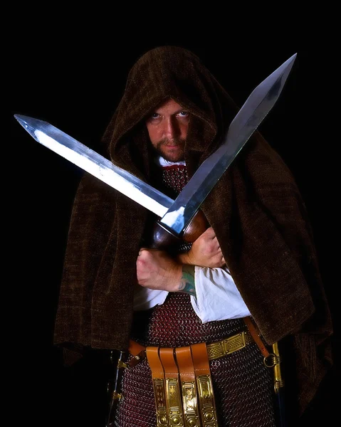 Schwertkämpfer mit Kapuze — Stockfoto