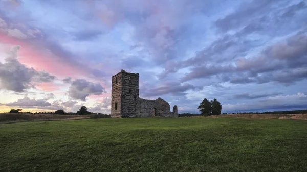 Oude kerk bij zon naar beneden — Stockfoto