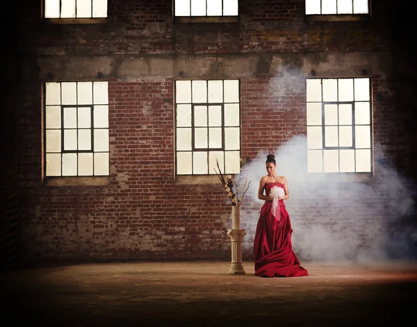 Senhora de vermelho — Fotografia de Stock