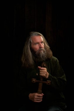 Viking savaşçısına yaklaşın. Kılıçtan çekiliyorlar.