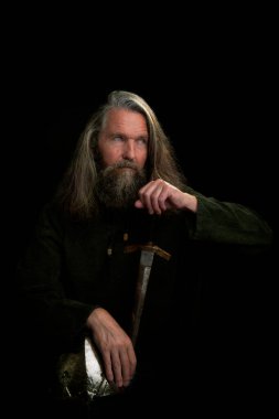 Uzun saçlı sakallı, miğferli ve kasklı Viking savaşçısına yaklaş.