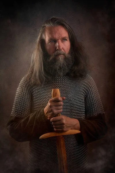 Close Van Viking Krijger Met Zwaai — Stockfoto