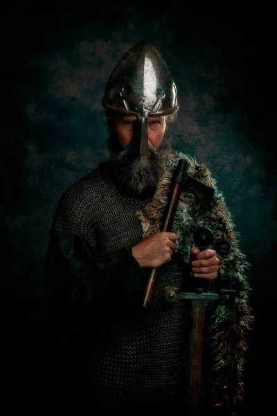 Guerreiro Viking Com Capacete Escudo Machado Prontos — Fotografia de Stock