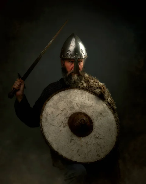 Vikingkrijger Valt Aan Met Helm Schild Zwaai Klaar — Stockfoto