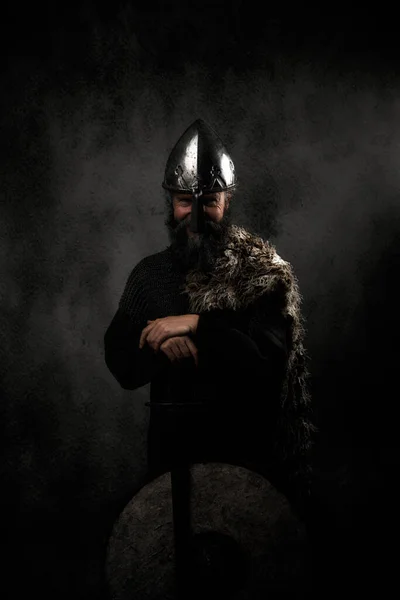 ヘルメット 盾と剣を持つバイキング戦士はすぐに — ストック写真