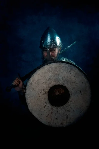 Vikingakrigare Med Hjälm Sköld Och Sward Redo — Stockfoto