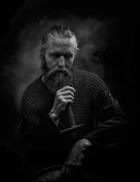 Бородатый Воин Викингов Шпагой Мыслях Черно Белом — стоковое фото