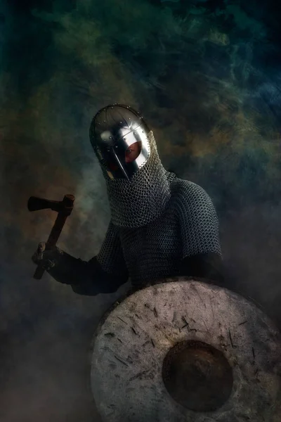 Επίθεση Viking Πολεμιστής Κράνος Ασπίδα Και Προσκόλληση Στην Ομίχλη — Φωτογραφία Αρχείου