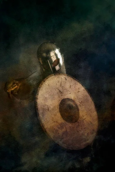 Vikingkrijger Aanvallen Met Helm Schild Zwaai Mist — Stockfoto