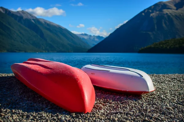 A recreation area with a couple colorful kayaks — Stock Photo, Image