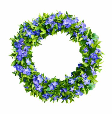 Taze menekşeden bağlanmış bahar çelengi.