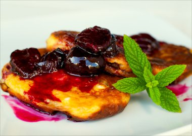 üstünden biraz kiraz şurubu ile peynirli gözleme