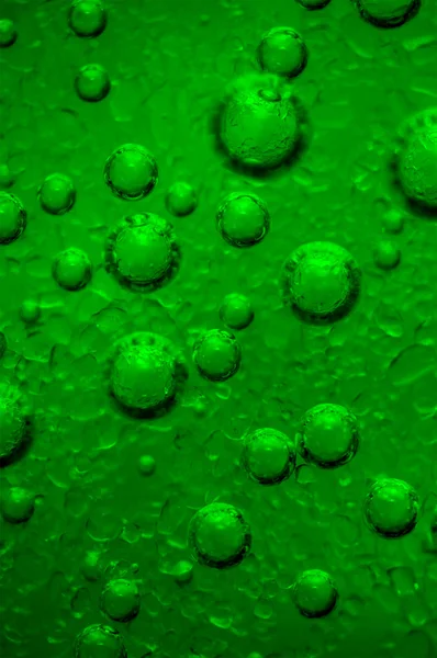 Burbujas de aire verde en el agua, primer plano extremo. Macro — Foto de Stock