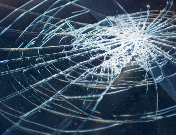 Разбитое стекло в машине  . — стоковое фото