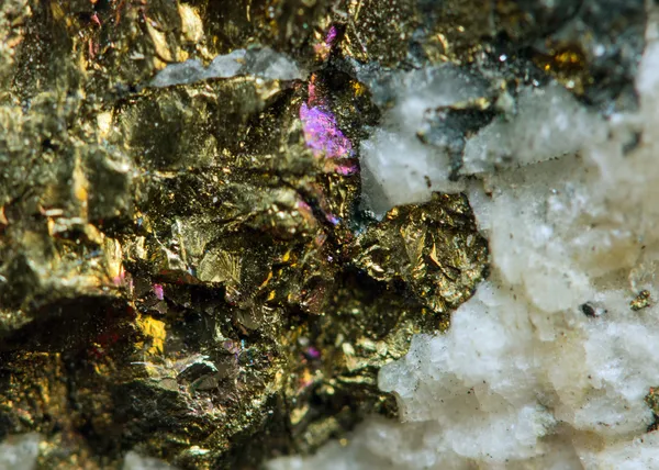 Nugget. Precious metals, crystals. Extreme closeup — Stock Photo, Image