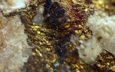 Crystal, külçe, altın, bronz, bakır, demir. Makro. aşırı yakın