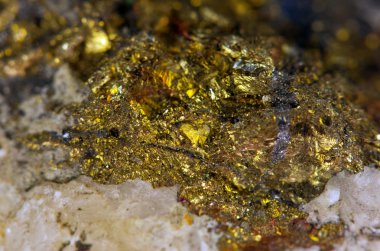 Crystal, külçe, altın, bronz, bakır, demir. Makro. aşırı yakın