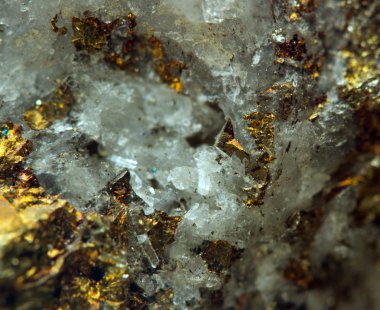 Crystal, külçe, altın, bronz, bakır, demir. Makro. aşırı yakın