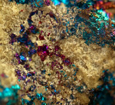 Crystal, külçe, altın, bronz, bakır, demir. Makro. aşırı yakın