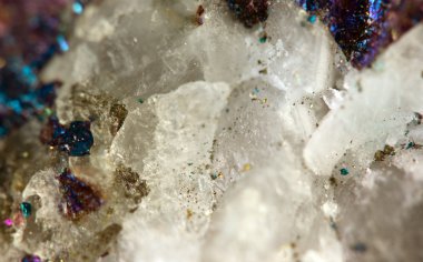 Crystal, külçe, altın, bronz, bakır, demir. Makro. aşırı yakın