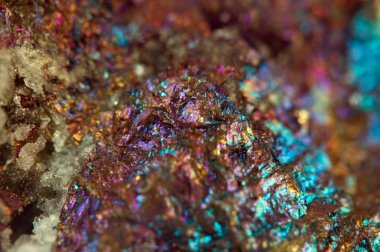 Crystal, külçe, altın, bronz, bakır, demir. Makro.