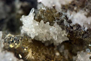 Crystal, külçe, altın, bronz, bakır, demir. Makro.