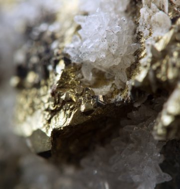 Crystal, külçe, altın, bronz, bakır, demir. Makro. aşırı yakın