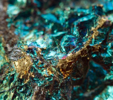 Crystal, külçe, altın, bronz, bakır, demir. Makro. aşırı yakın